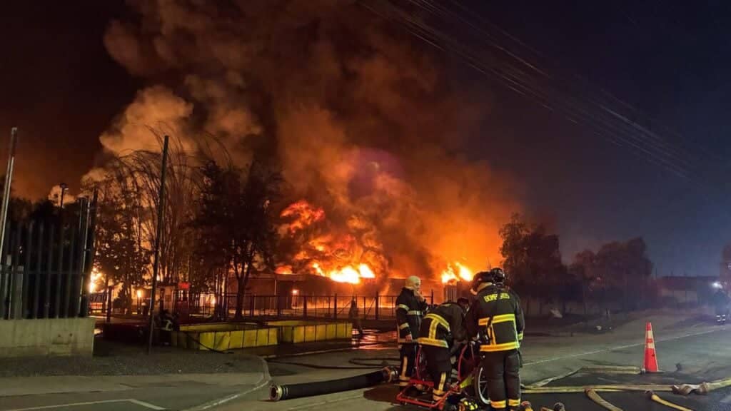 Más de 250 bomberos combaten siniestro en complejo químico en Quilicura