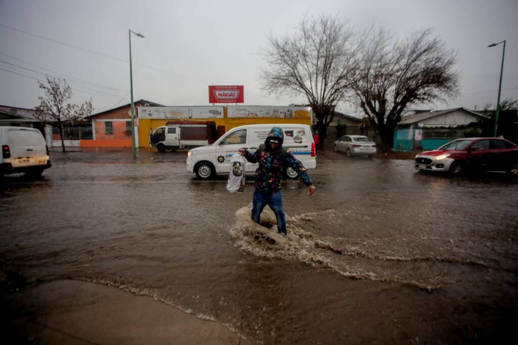 Suspenden clases en Angol y Constitución por inundaciones y conectividad interrumpida