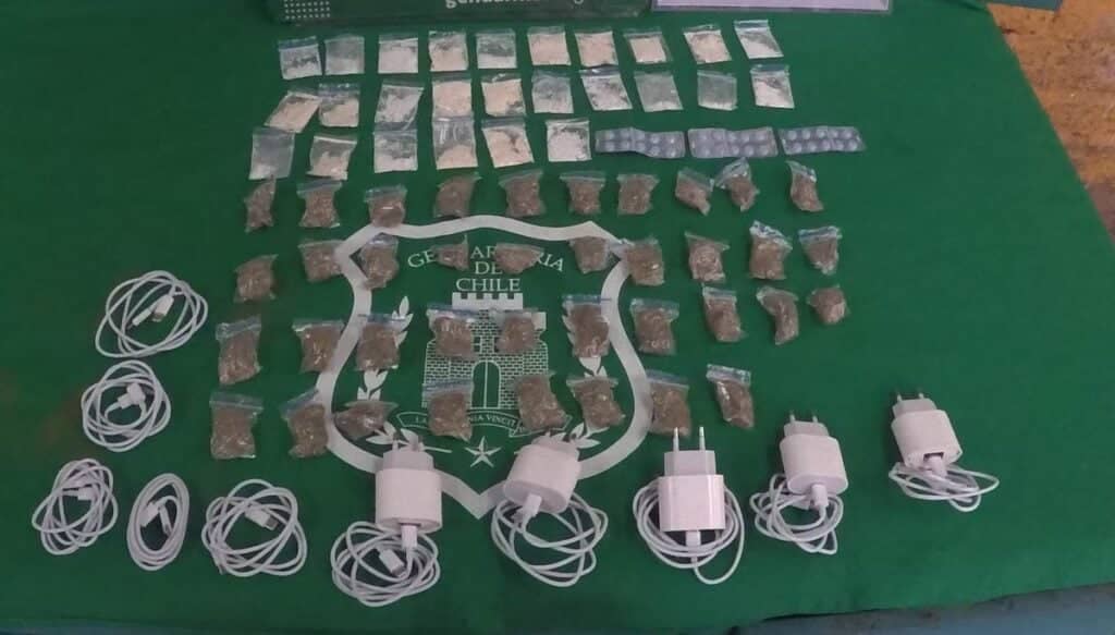 Gendarmería intercepta "pelotazo" con drogas y celulares en penal de Talca