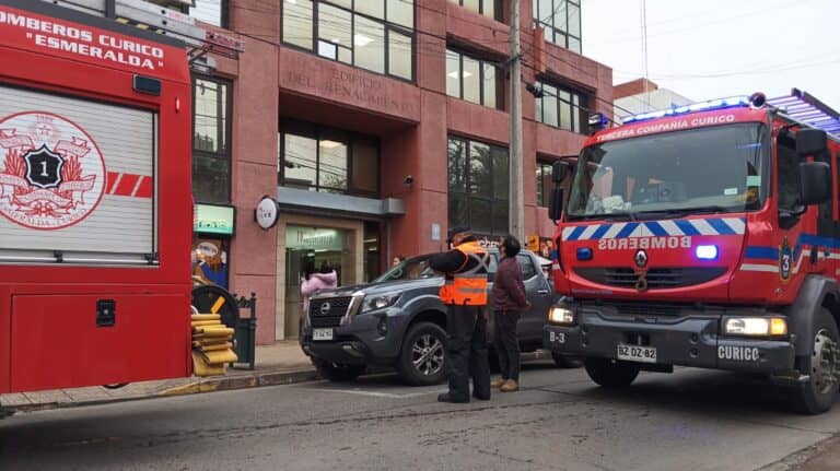 Principio de incendio obliga a evacuar el Edificio del Renacimiento en pleno centro de Curicó