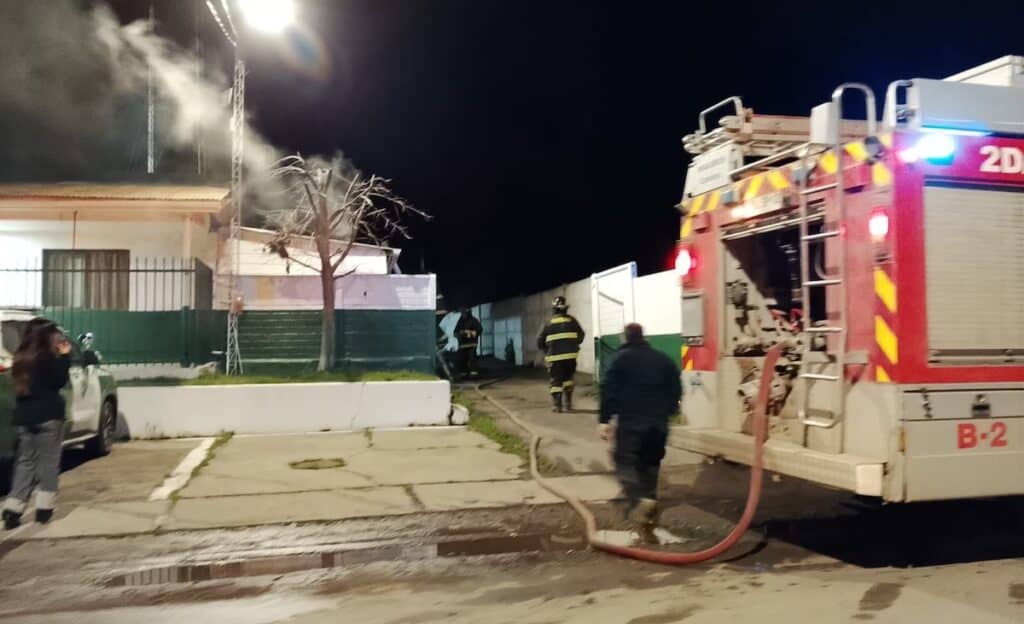 Principio de incendio afecta a retén de Carabineros de Villa Prat por inflamación de chimenea