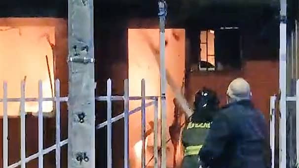 Incendio en sector Santos Martínez deja una vivienda destruida, otra con daños y cuatro damnificados