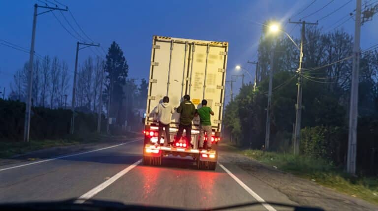Temeraria acción en Romeral: captan a jóvenes viajando colgados en la parte posterior de un camión