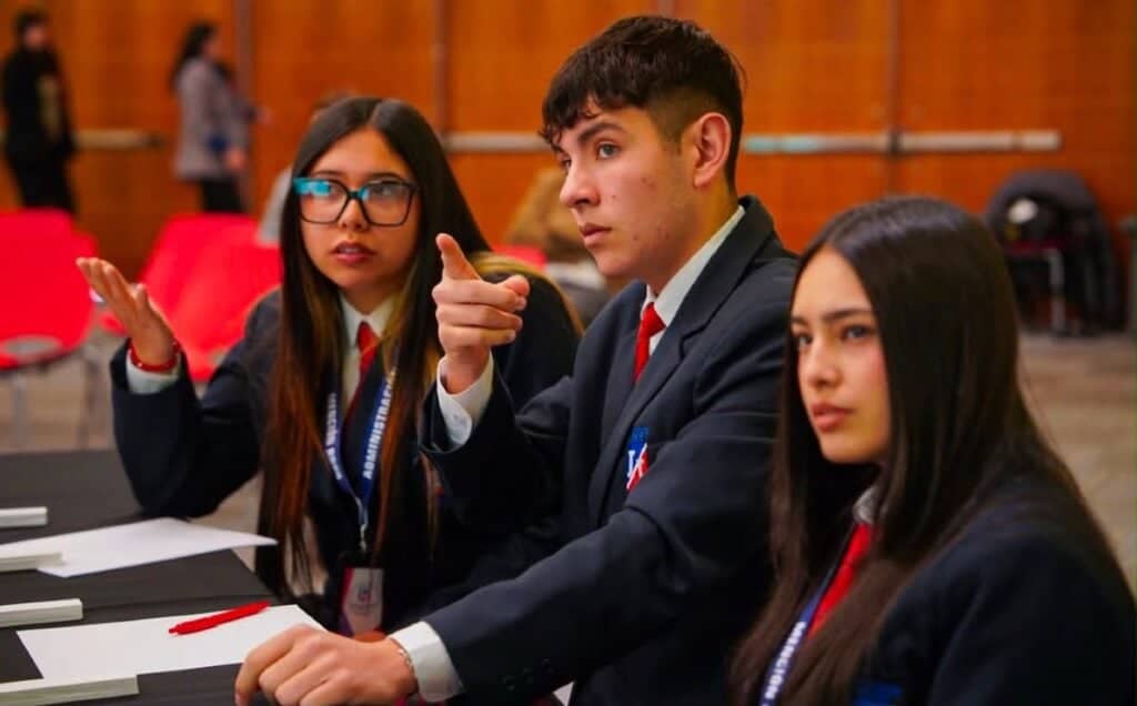 Estudiantes del Instituto Inglés de Curicó logran el segundo lugar zonal en las Olimpiadas de Educación Financiera