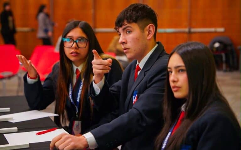 Estudiantes del Instituto Inglés de Curicó logran el segundo lugar zonal en las Olimpiadas de Educación Financiera