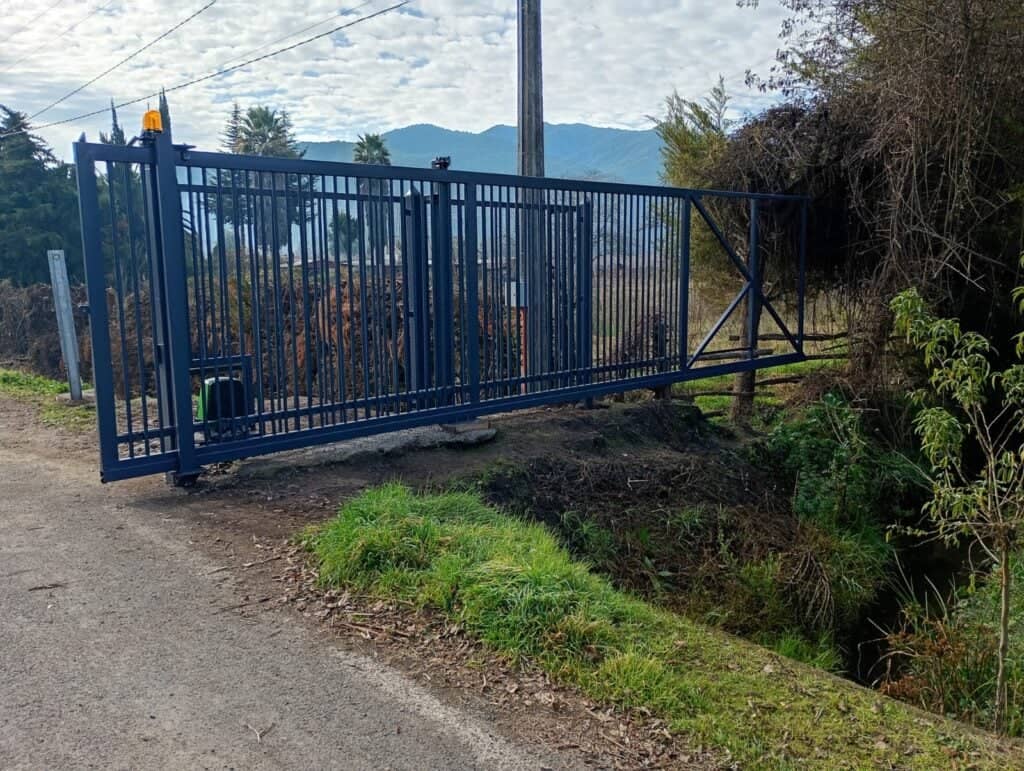 Vecinos de Teno denuncian instalación de portón que restringe el paso peatonal y vehicular en sector La Montaña