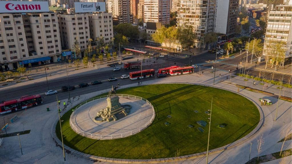 Retiran muros de protección de la estatua de Baquedano y alistan desfile militar en Plaza Italia