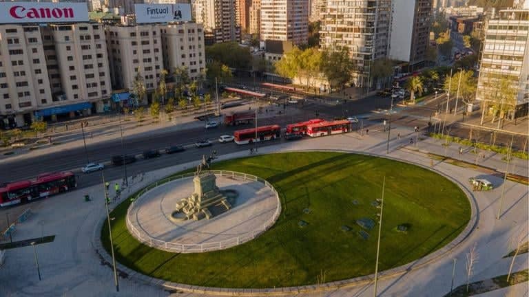 Retiran muros de protección de la estatua de Baquedano y alistan desfile militar en Plaza Italia