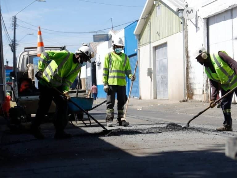 Alcalde anuncia plan de $200 millones para reparar calles y define prioridades para nuevos lomos de toro