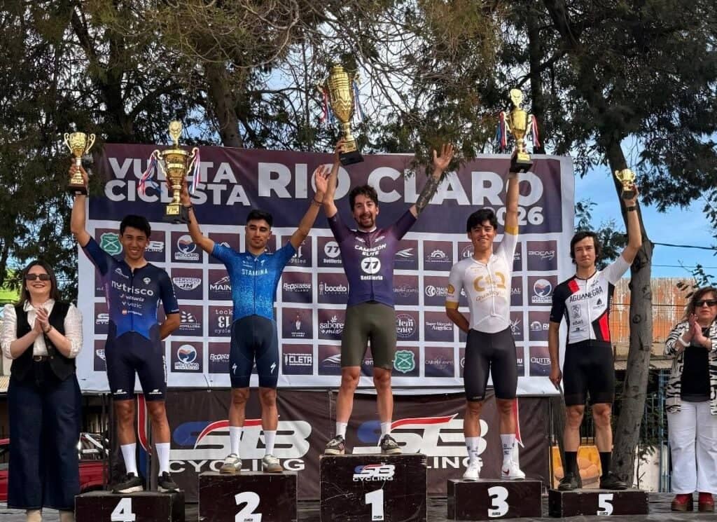 Dos curicanos suben al podio en la Vuelta Río Claro 2026