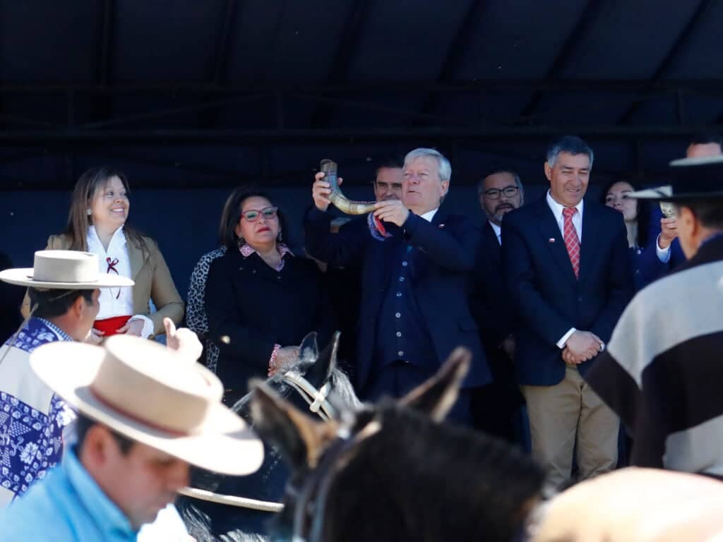 "Lamento que algunas autoridades no asistan": El emplazamiento del alcalde de Curicó tras desfile en Sarmiento