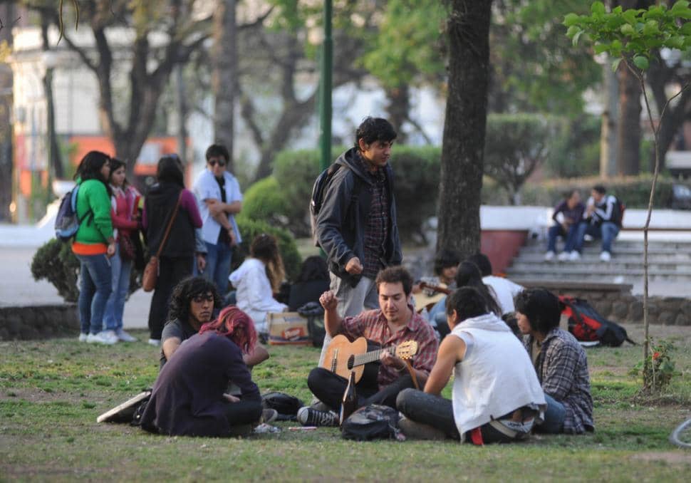 Histórico aumento de "ninis" en Chile: 21,6% de jóvenes entre 25 y 34 años no estudia ni trabaja