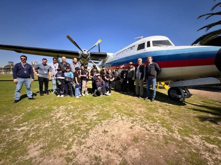 “Plan de Vuelo para Escolares” acerca el mundo de la aviación a estudiantes de Sagrada Familia