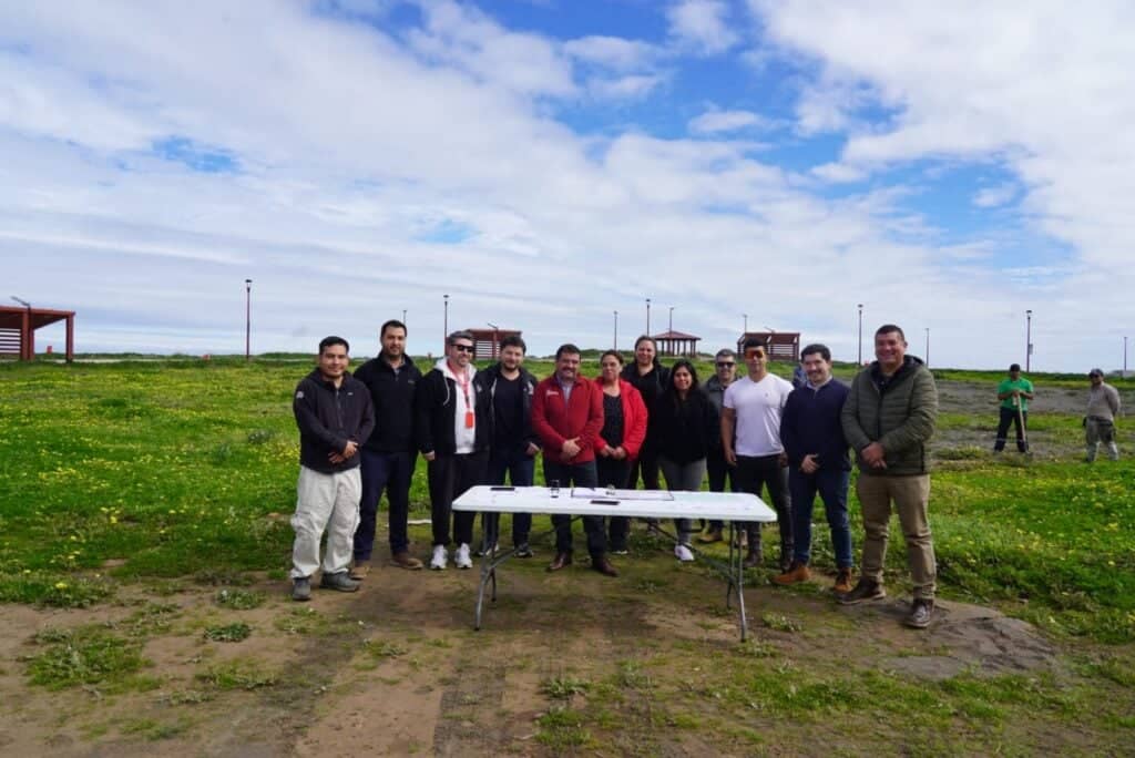 Firman entrega de terreno para la esperada cancha de futbolito en Iloca
