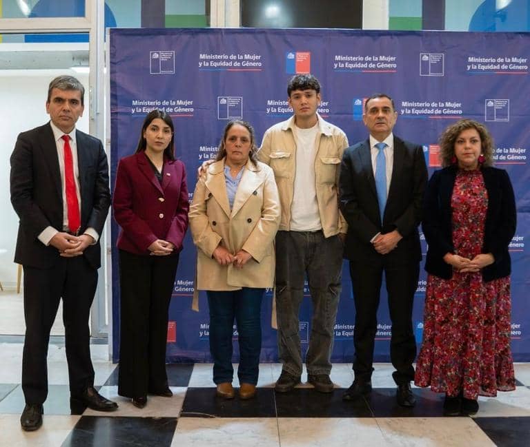 Ley Mariana: Diputado Muñoz y familia de Mariana Sepúlveda entregan proyecto al Gobierno