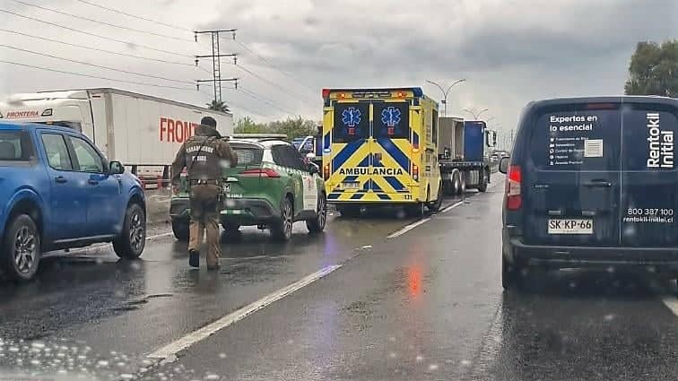 Colisión entre camión y camioneta genera congestión vehicular sobre el Puente Guaiquillo en Curicó