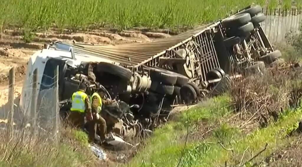 Volcamiento de camión deja dos fallecidos en el sector Vaquería de San Javier
