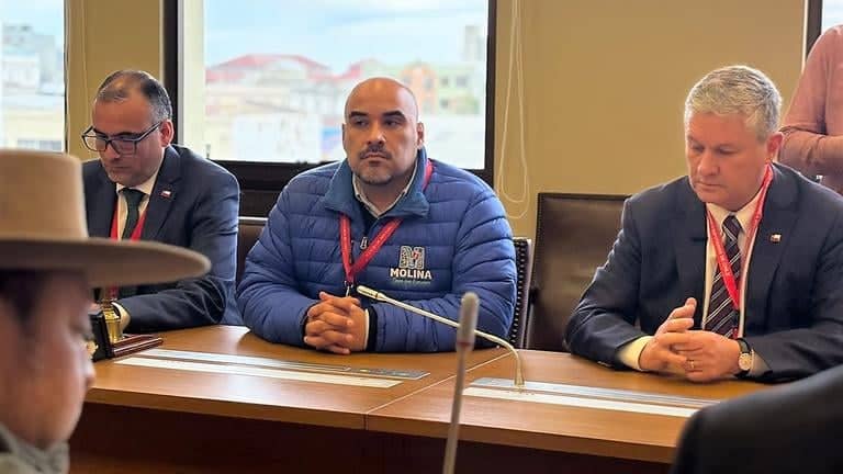 Alcaldes del Maule se reúnen con ministro de Hacienda para rechazar recorte presupuestario regional