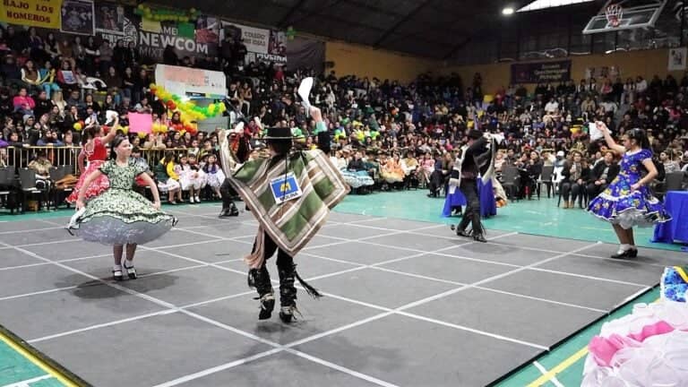 Molina coronó a sus representantes comunales para el Regional Escolar de Cueca en Linares