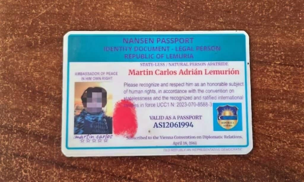 Falso diplomático detenido en Lampa con patentes y carnet de: "República de Lemuria"