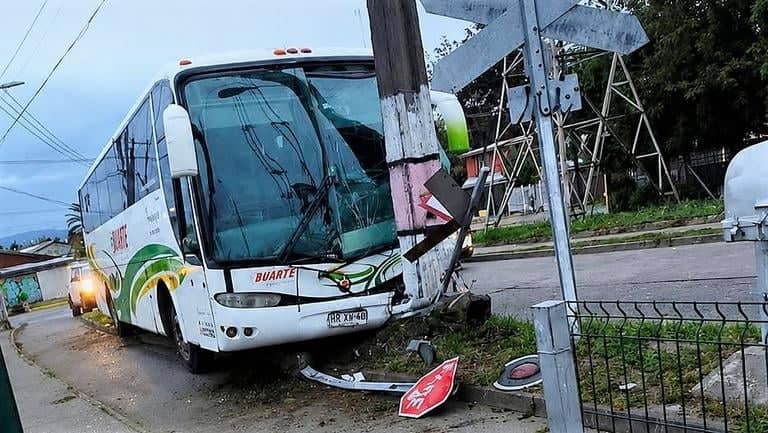 Bus de pasajeros choca contra poste en cruce ferroviario de la avenida Doctor Osorio en Curicó