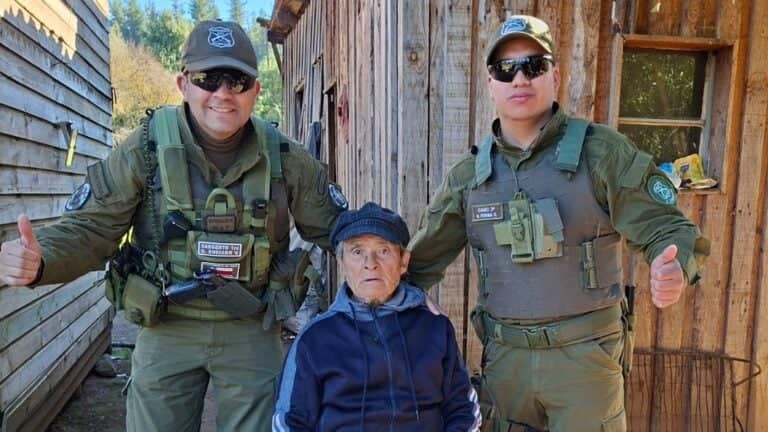 Carabineros del Retén Agua Fría visitan a adulto mayor en Las Trancas por su cumpleaños