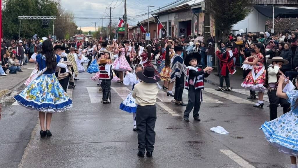 Lluvia no frenó el desfile: delegaciones y vecinos rindieron homenaje a Chile en Romeral