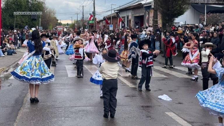 Lluvia no frenó el desfile: delegaciones y vecinos rindieron homenaje a Chile en Romeral