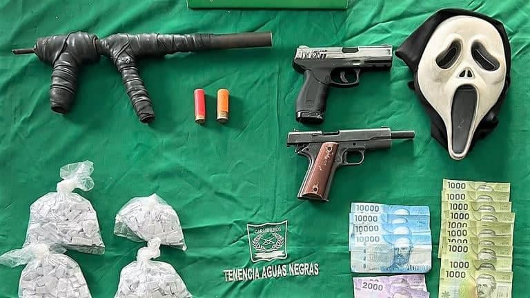 Intentó huir en bicicleta: detienen a sujeto con tres armas de fuego y drogas en Curicó