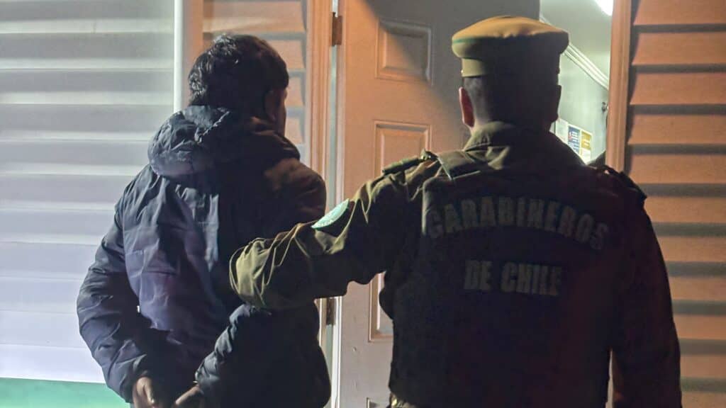 Carabineros del Retén Morza detienen a dos prófugos de la justicia durante patrullajes preventivos