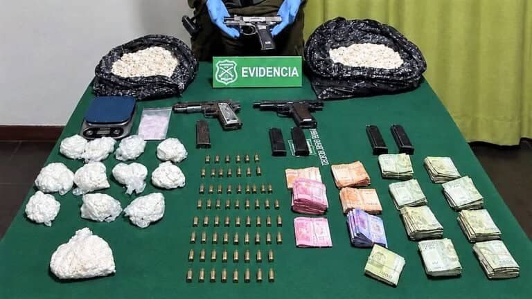 Ocho kilos de droga, tres pistolas y cinco millones en efectivo: cae sujeto tras persecución en Curicó
