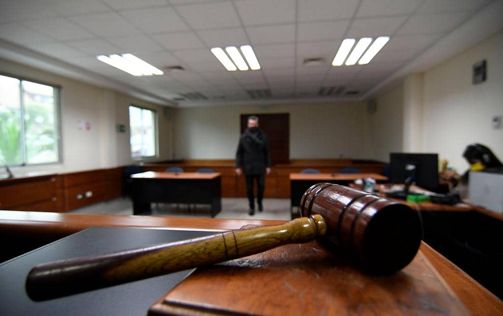 Hombre drogó a su esposa por 20 años para que la violaran decenas de sujetos en Reino Unido