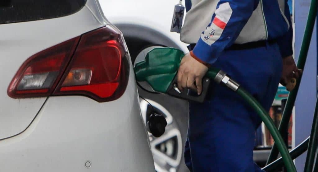 Gobierno evalúa mezclar gasolina con etanol para bajar el precio de los combustibles