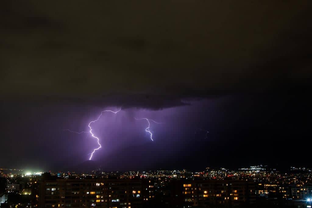 DMC emite aviso por tormentas eléctricas y vientos de hasta 80 km/h en zona centro-sur