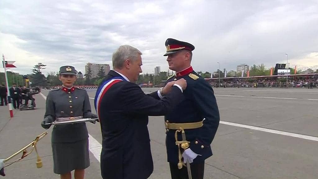 Presidente Kast entrega "Medalla al Valor" a siete militares en la Parada Militar 2026
