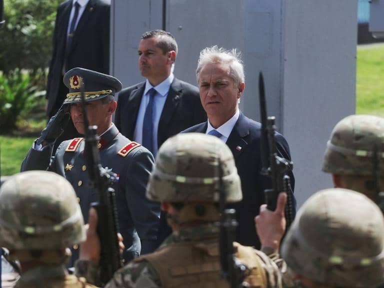 Con francotiradores en los techos: Presidente Kast y alcalde White encabezan desfile cívico-militar en San Bernardo