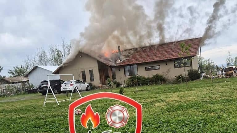 Incendio estructural destruye vivienda y deja a cuatro personas damnificadas en el sector Los Castaños