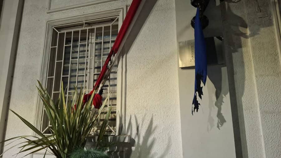 Detienen a sujeto tras intentar quemar adornos patrios en el edificio municipal de Molina