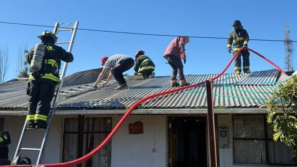Incendio estructural movilizó a los servicios de emergencia en La Huerta de Mataquito