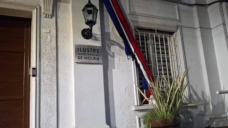 Alcalde Méndez anuncia querella contra sujeto que incendió adornos patrios en el frontis del municipio de Molina