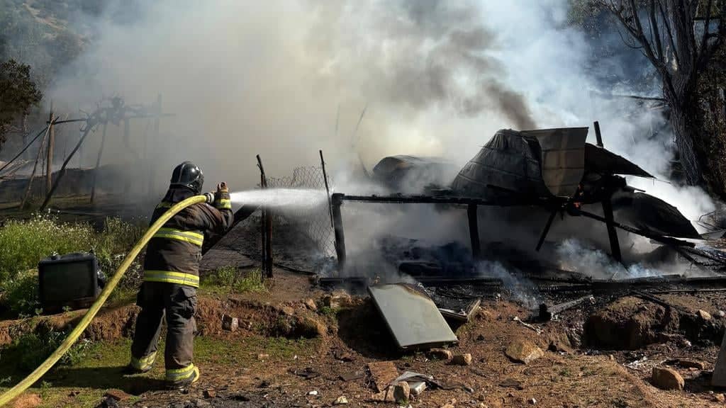 Violento incendio destruyó una vivienda y dejó dos personas damnificadas en Hualañé
