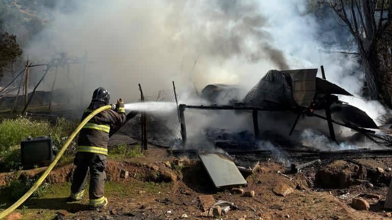 Violento incendio destruyó una vivienda y dejó dos personas damnificadas en Hualañé