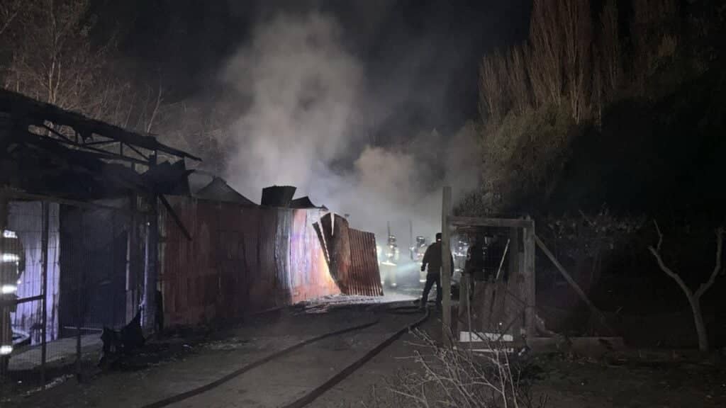 Incendio afectó bodega al interior de recinto donde opera conocido restaurante en Sagrada Familia