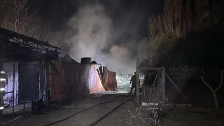 Incendio afectó bodega al interior de recinto donde opera conocido restaurante en Sagrada Familia