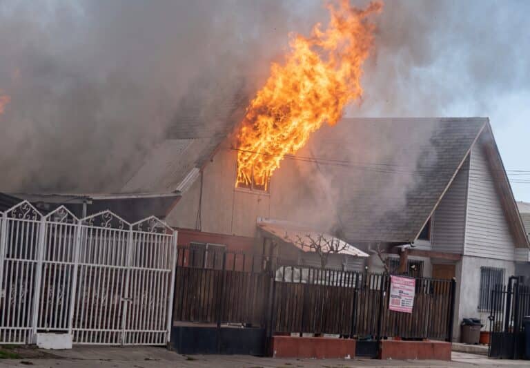 Incendio destruye una vivienda en el centro de Teno