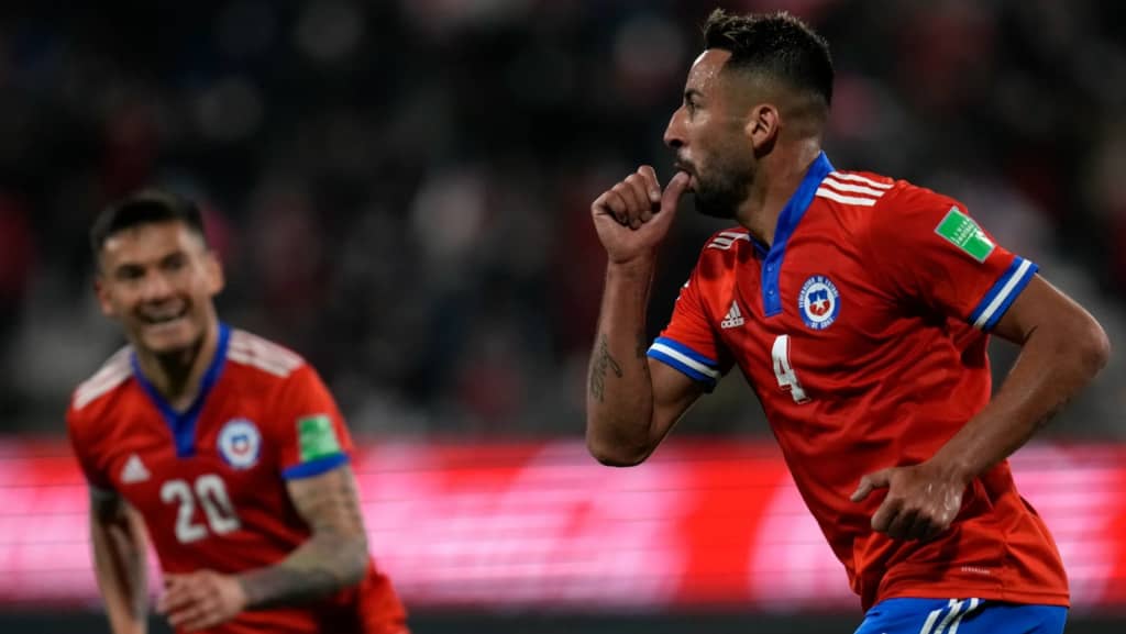 Mauricio Isla anuncia su retiro definitivo del fútbol profesional tras 19 años de carrera