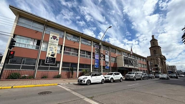 DAEM repara daños tras filtración de agua en baños del Liceo Fernando Lazcano de Curicó