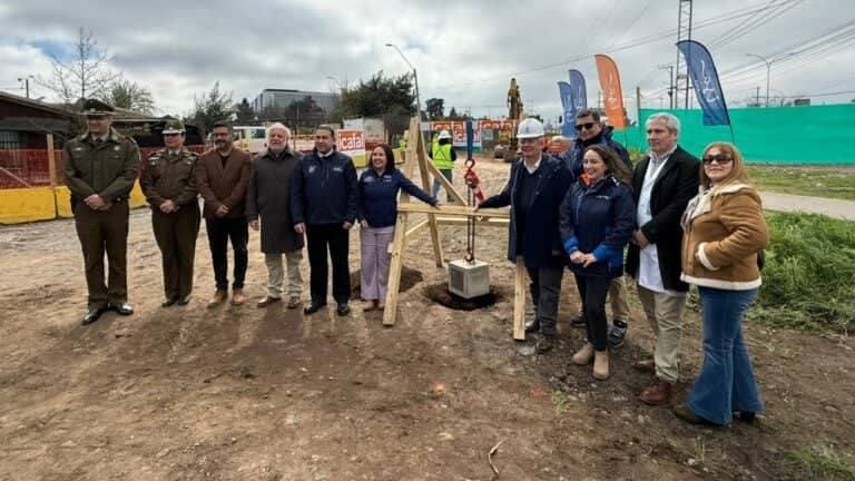 Instalan primera piedra de la nueva calle de servicio para el Hospital Provincial de Curicó
