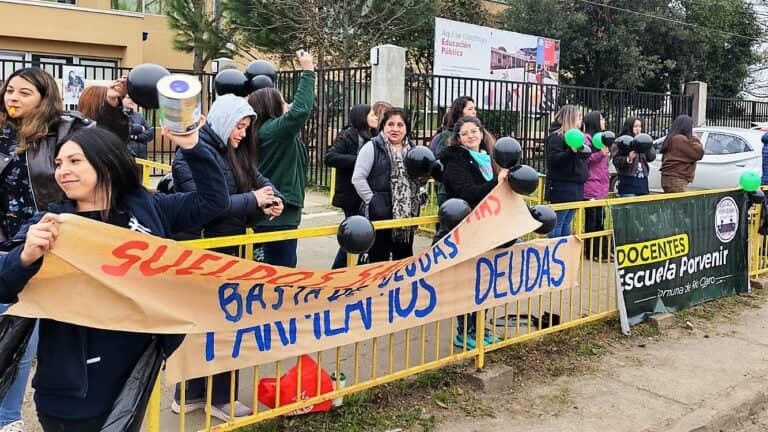Comunidad educativa de la Escuela Porvenir de Río Claro inició protesta indefinida denunciando sueldos y cotizaciones impagas