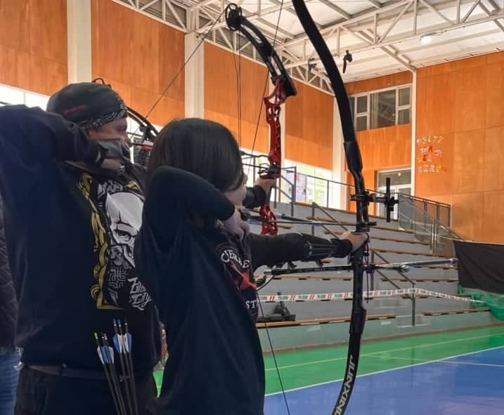 Arqueros curicanos brillan en Talca: Dante Orellana rompe nuevamente el récord nacional de tiro con arco indoor